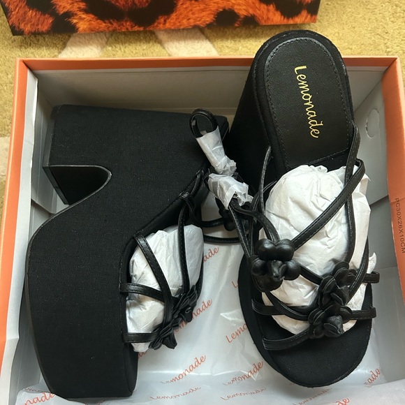 NWT Flower Details Black High Heel Platform Sandals - Picture 4 of 8